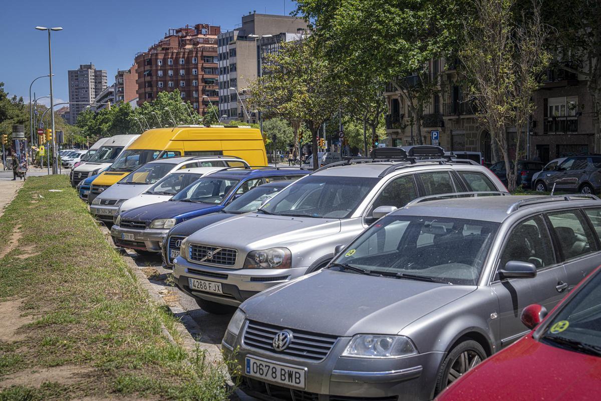 Coches aparcados en semibatería en la avenida de Roma, una especie en extinción de la movilidad de Barcelona