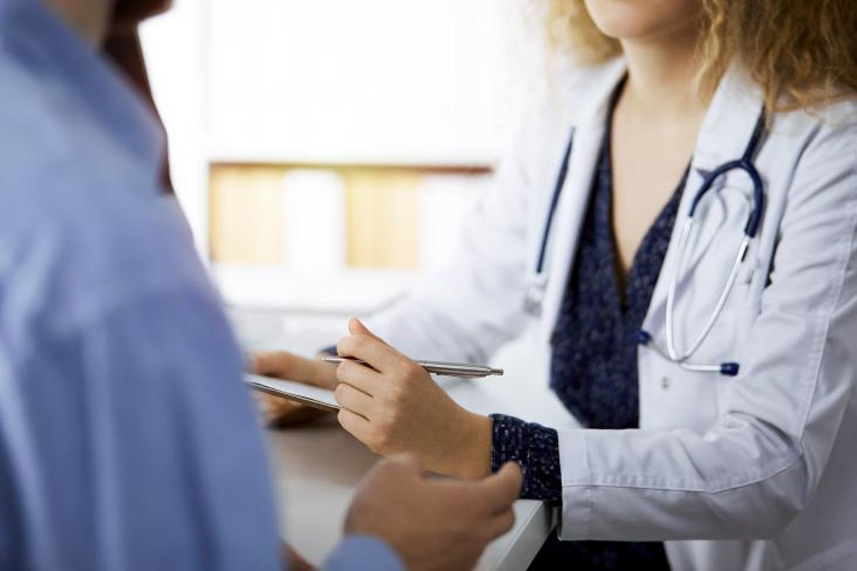El objetivo principal es humanizar la atención sanitaria, permitiendo que los profesionales se concentren plenamente en el paciente.