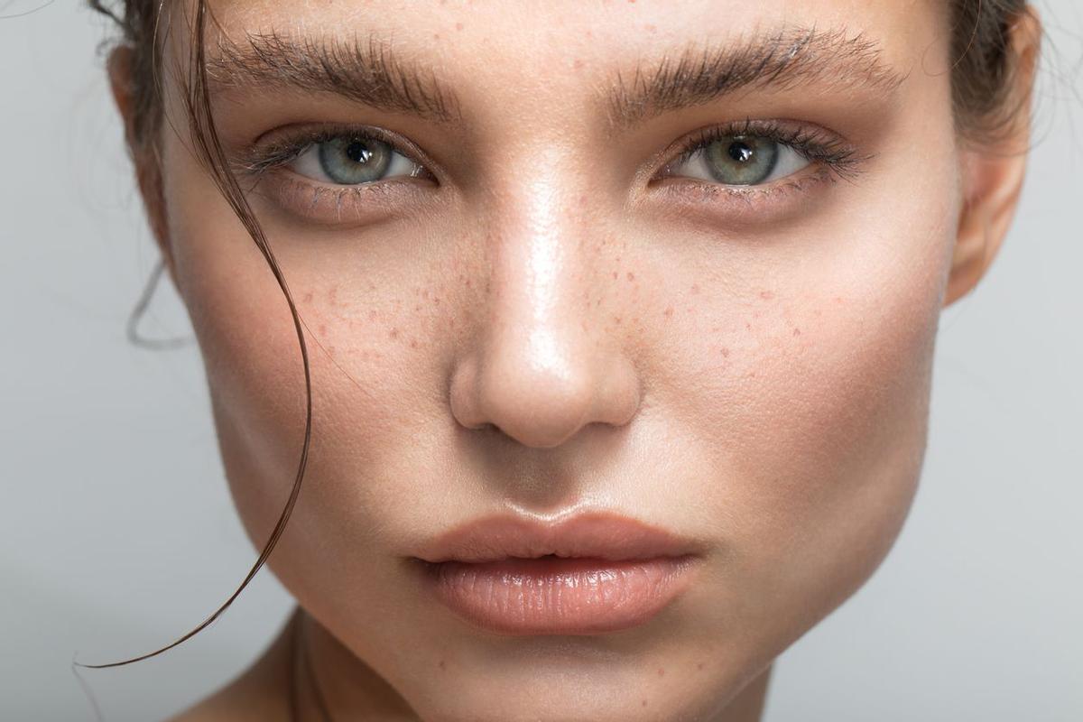 Brow lamination: la tendencia de llevar las cejas gruesas y bien peinadas