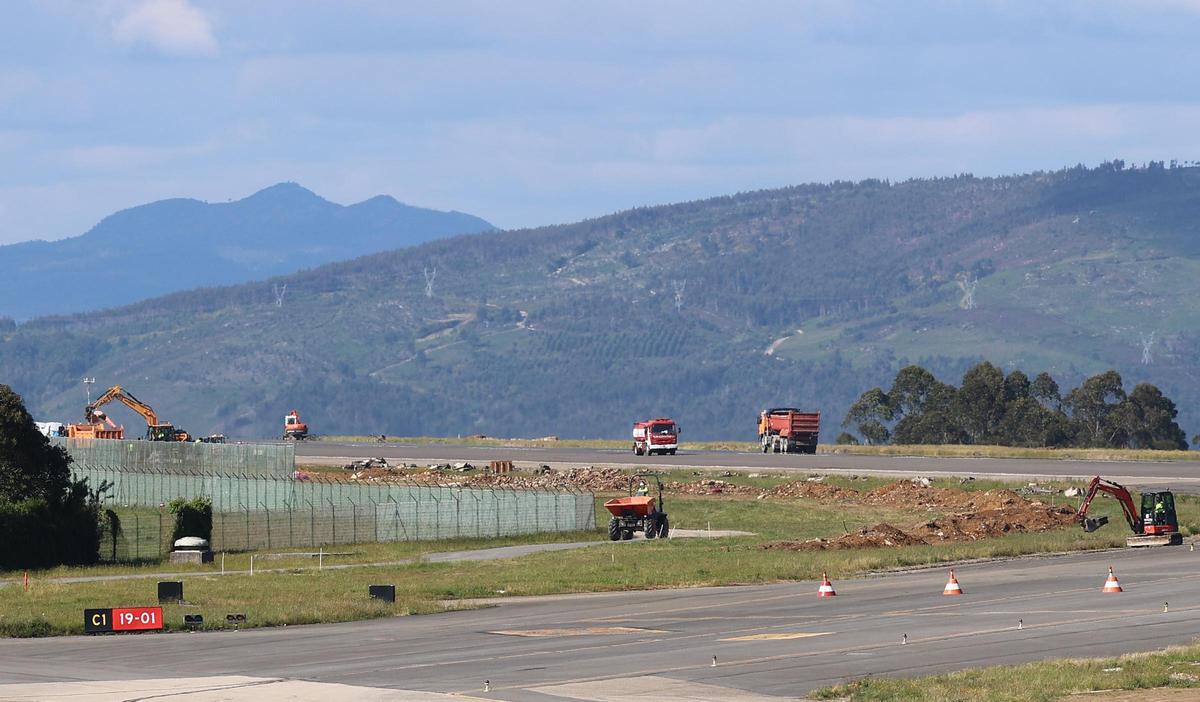 Comienzan las obras en la pista del aeropuerto de Vigo Comienzan las obras en la pista del aeropuerto de Vigo