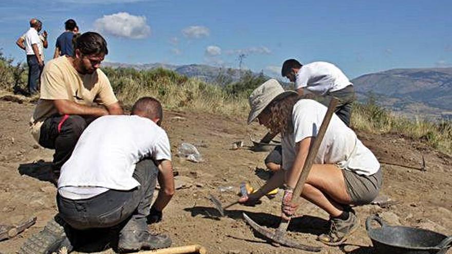 Un grup d&#039;arqueòlegs excava el jaciment del serrat del Castellar, a Fontanals de Cerdanya