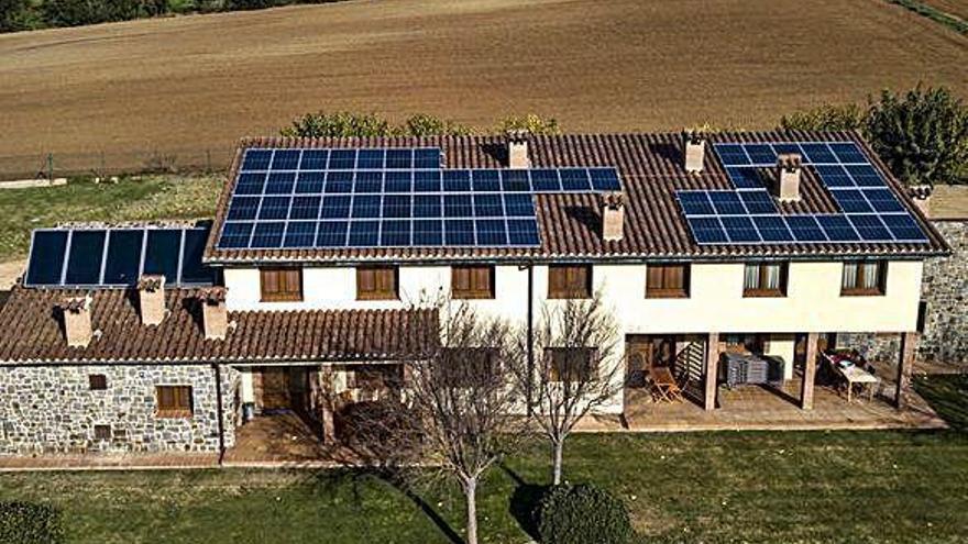 Una casa amb plaques fotovoltaiques instal·lades per Mienerg.