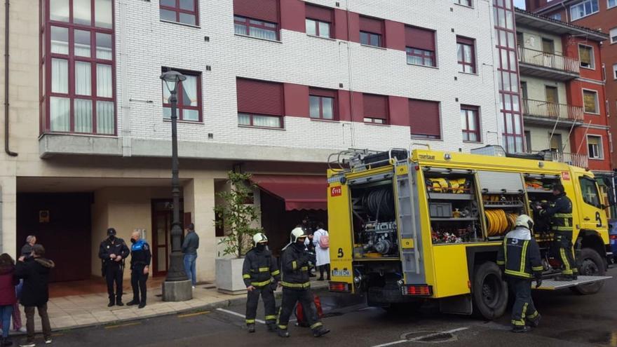 Un herido al calcinarse un piso en Langreo: el fuego obligó a desalojar a todo el vecindario dos horas
