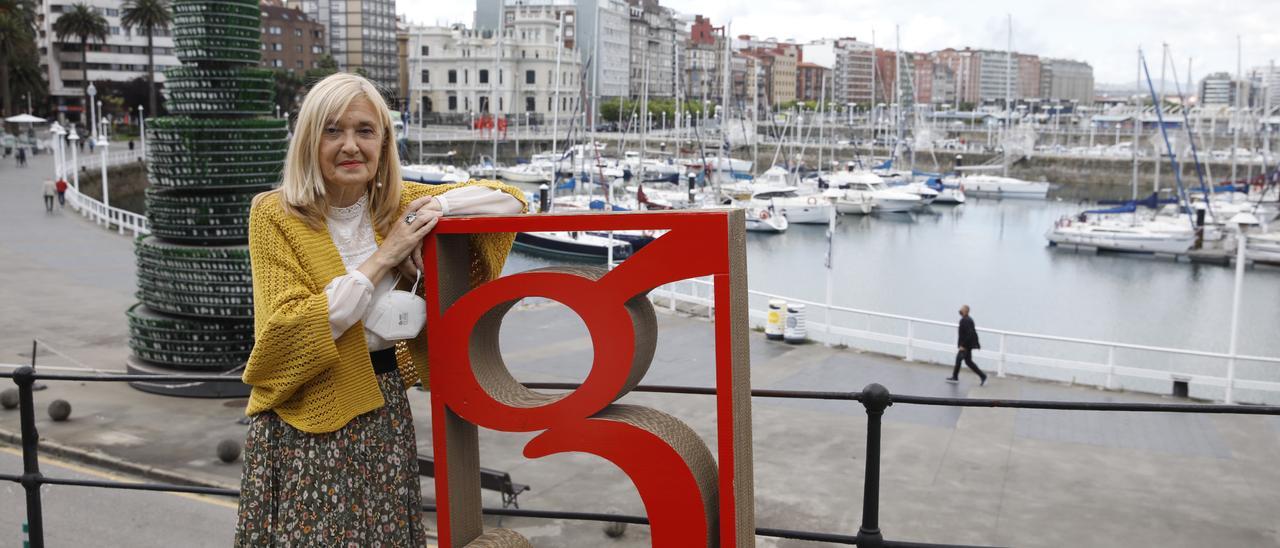 Salomé Díaz Toral elige fotografiarse junto a la Casa Paquet, donde tiene el despacho, con vistas al puerto deportivo.