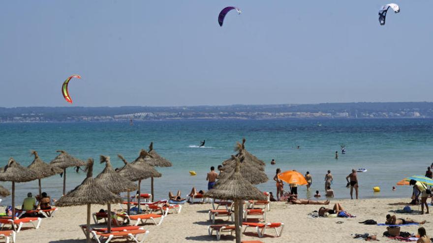 La Guardia Civil advierte de sanciones por hacer &quot;kite surf&quot; en zonas de baño