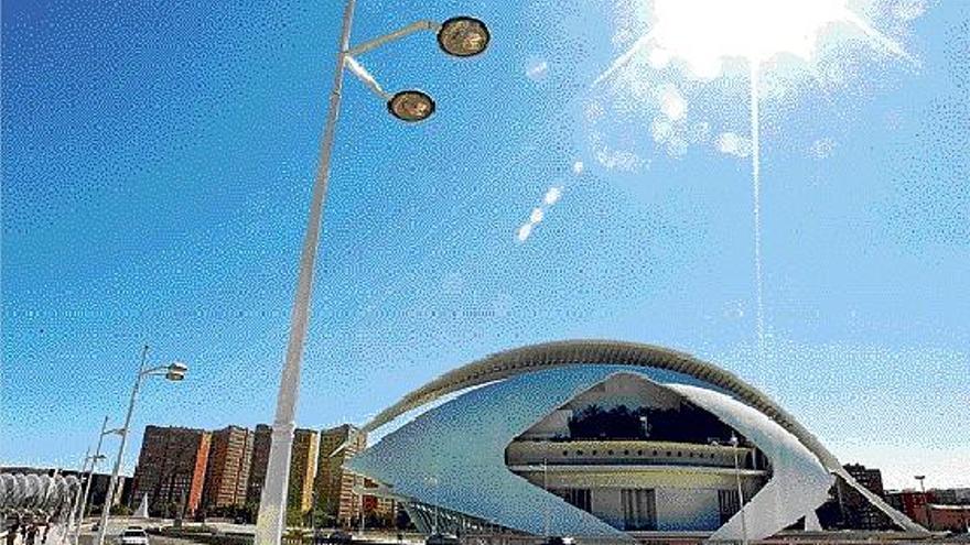 Nuevas luminarias pintadas de blanco en la parte norte del puente de Monteolivete, que se extenderán a la zona sur.