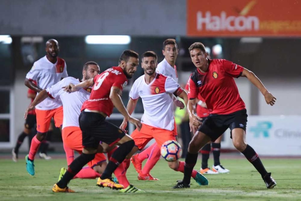 El Mallorca se abre en canal y entrega su trofeo