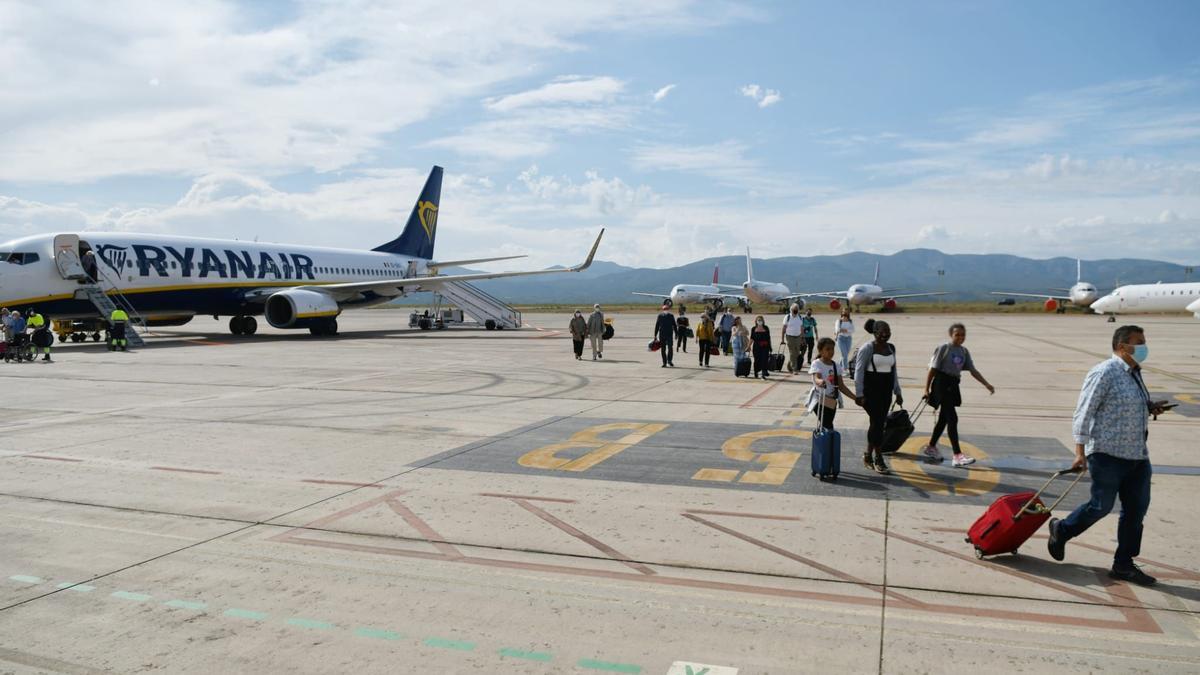 Imagen del primer vuelo que llega a la provincia, tras meses, por la pandemia.