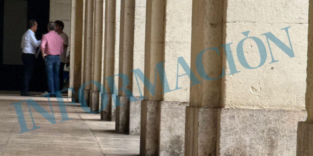 El concejal de Urbanismo, Antonio Peral, conversa con el CEO de Tambora, Mario Puche, y su ingeniero, antes de reunirse en la concejalía.