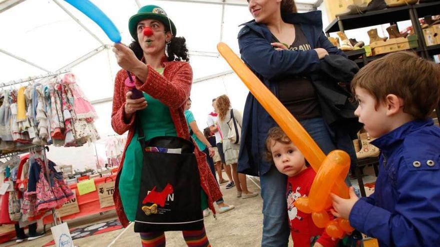 Unos niños disfrutan de las actividades de la feria.