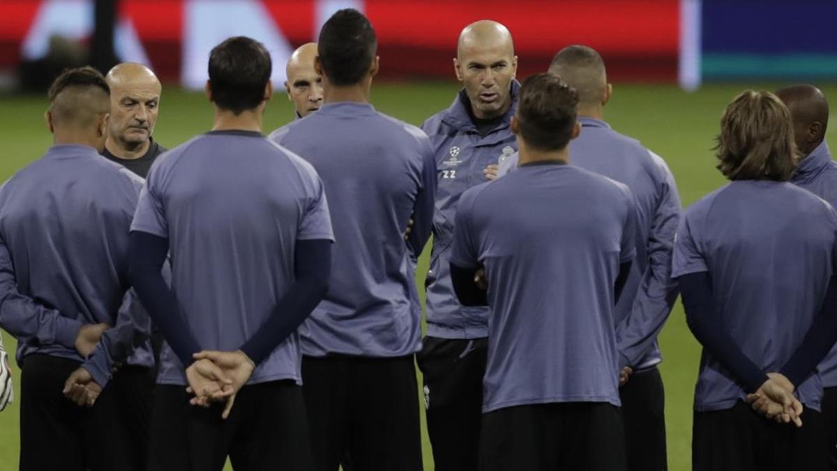 Zidane habla con los jugadores antes del entrenamiento en el Millennium Stadium de Cardiff