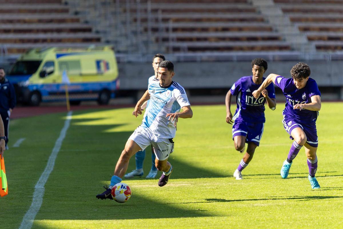 SD COMPOSTELA MONTAÑEROS PARTIDO HOY | El Compostela empata ante el Montañeros y aprieta la lucha por el liderato El Compostela empata ante el Montañeros y aprieta la lucha por el liderato