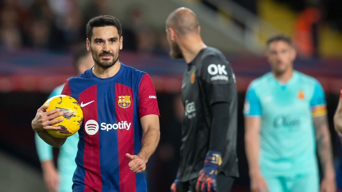 Gündogan charla con Rajkovic antes del lanzamiento que falló el azulgrana en el Barça-Mallorca en Montjuïc.