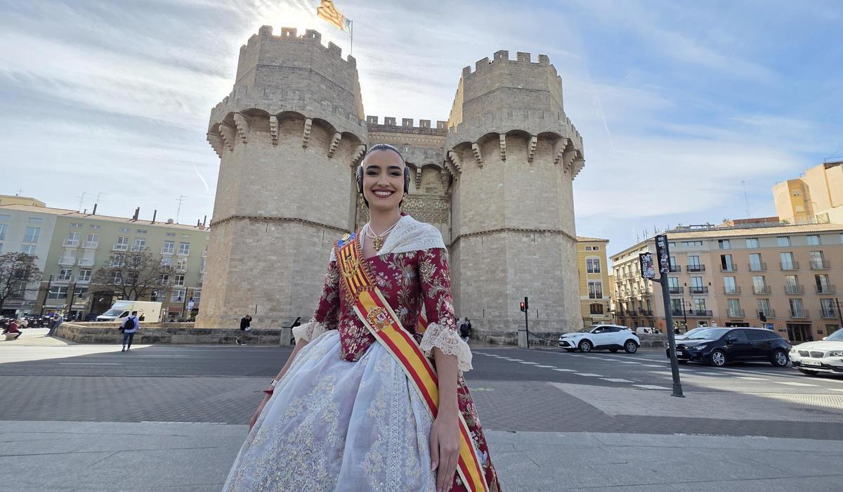 Carmen Prades, ante las Torres de Serranos, escenario de su discurso