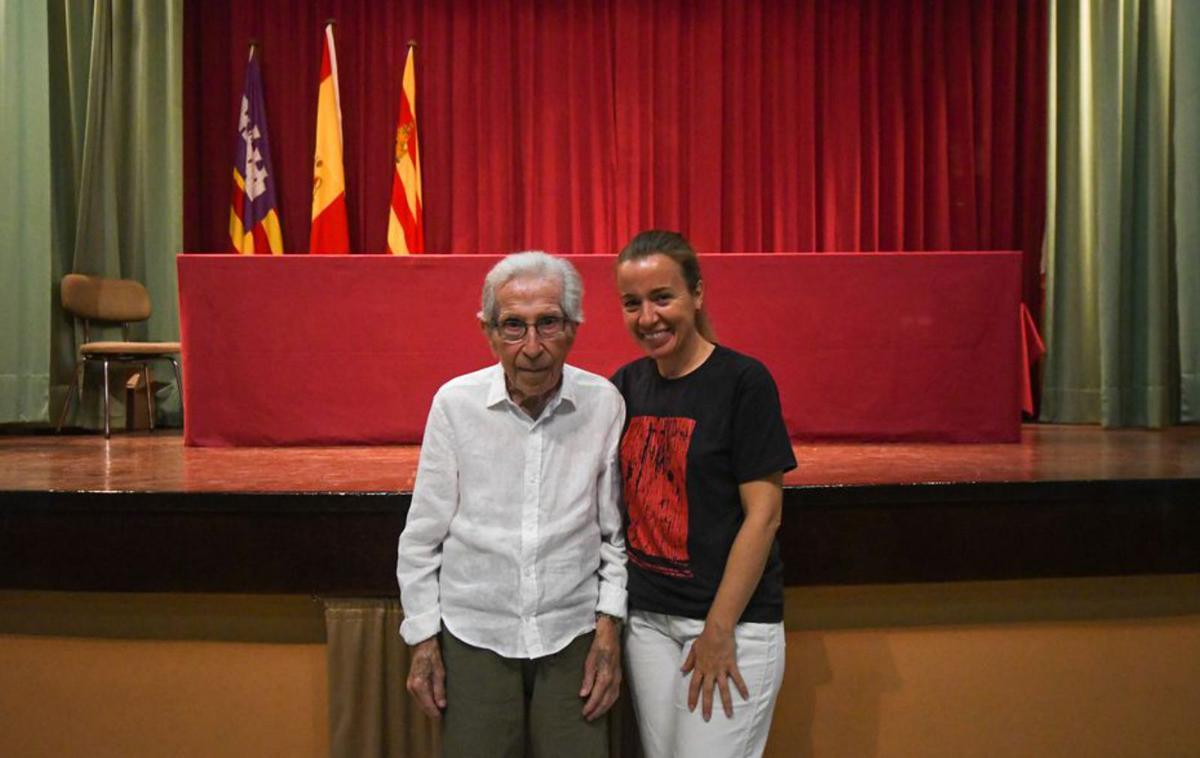 Roberto Prados y María José Perete ayer en casa de ella. | MARIA MOLINA