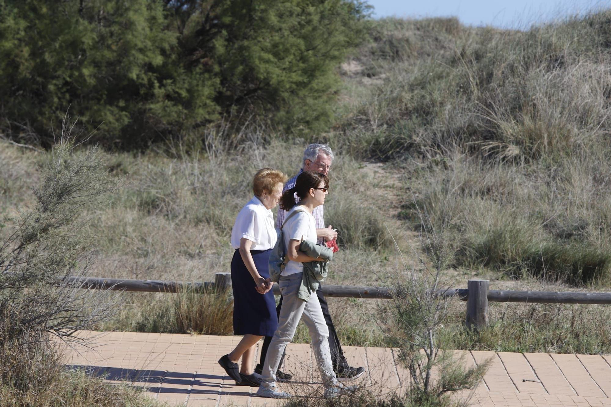 Los valencianos llenan playas y parques con las temperaturas estivales a las puertas de noviembre