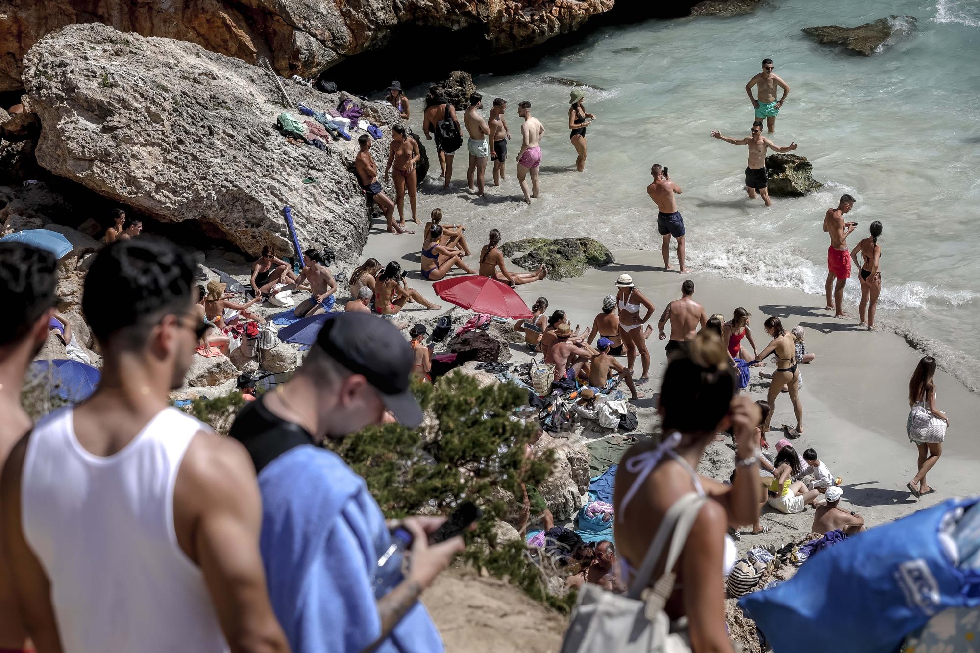 Fotos | El Caló des Moro, saturado de turistas