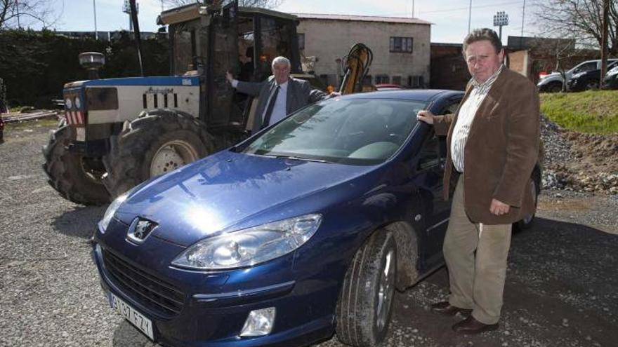Salvador Fernández y Ramón Artime, posando con el tractor municipal y el vehículo oficial en marzo de 2011.