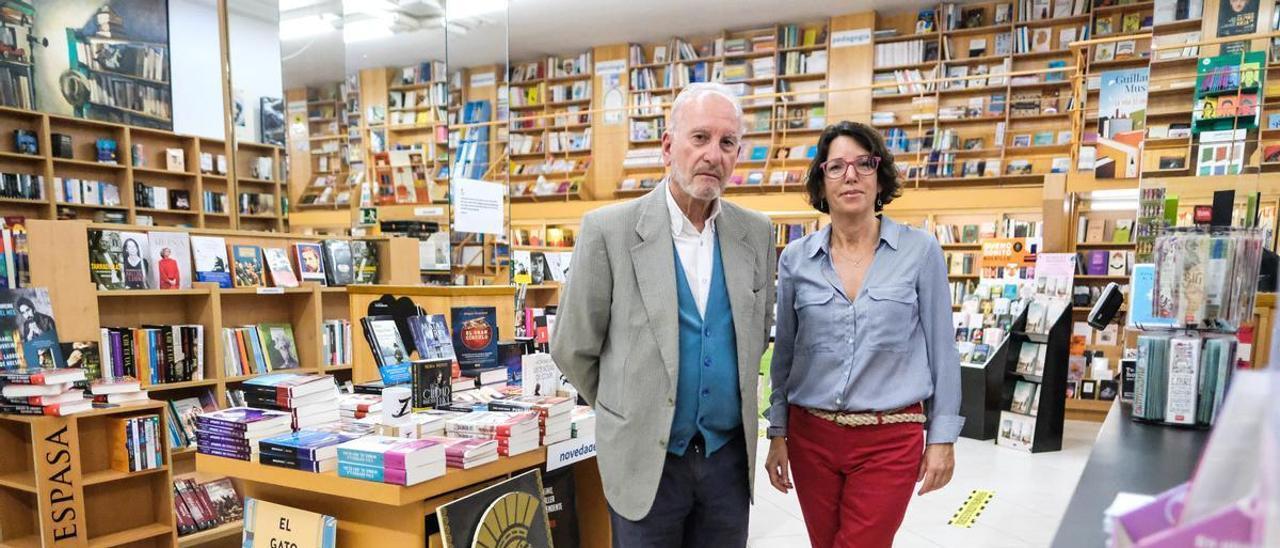 Ignacio Sánchez y su hija Carolina Sánchez, en la sede de El Libro Técnico-La Casa del Lector del paseo Tomás Morales