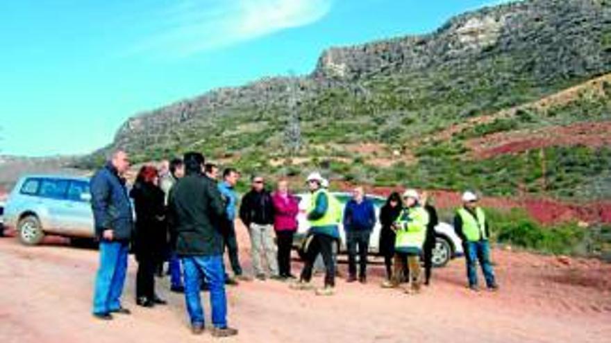 Los alcaldes visitan las obras del embalse
