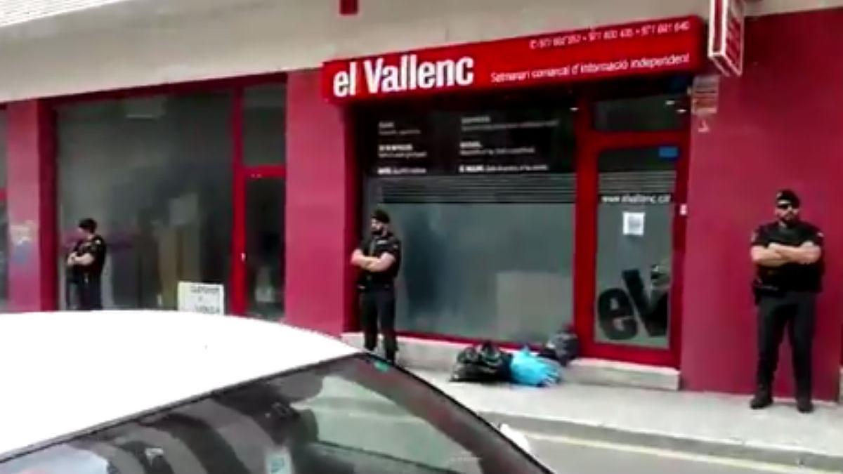 Agentes apostados en la puerta del semanario 'El Vallenc'.