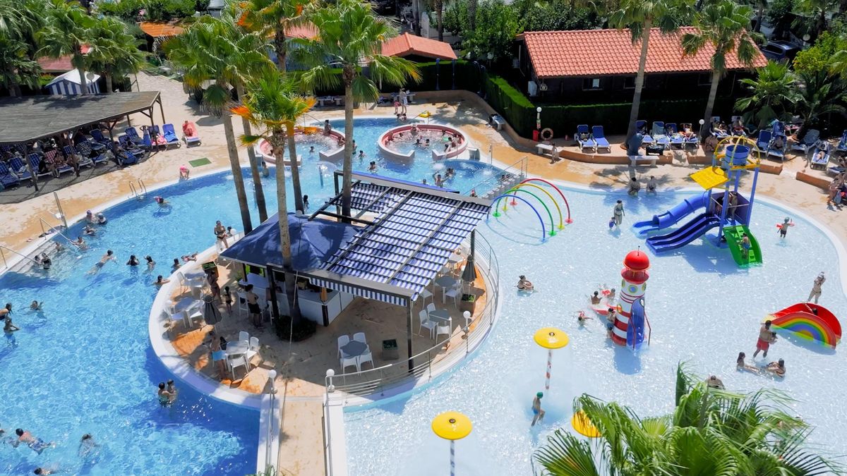 Dentro de las instalaciones de Bravoplaya, te esperan tres piscinas temáticas, cuidadosamente diseñadas para ofrecer entretenimiento acuático para todas las edades.