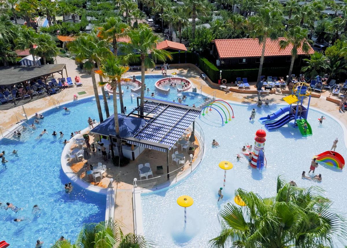 Dentro de las instalaciones de Bravoplaya, te esperan tres piscinas temáticas, cuidadosamente diseñadas para ofrecer entretenimiento acuático para todas las edades.
