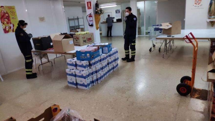 Los bomberos de Badajoz donan alimentos a los comedores sociales