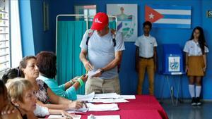 Un elector deposita su voto el domingo en un colegio electoral de La Habana.