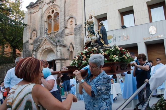 Alcoy arropa a su patrona la Virgen de los Lirios