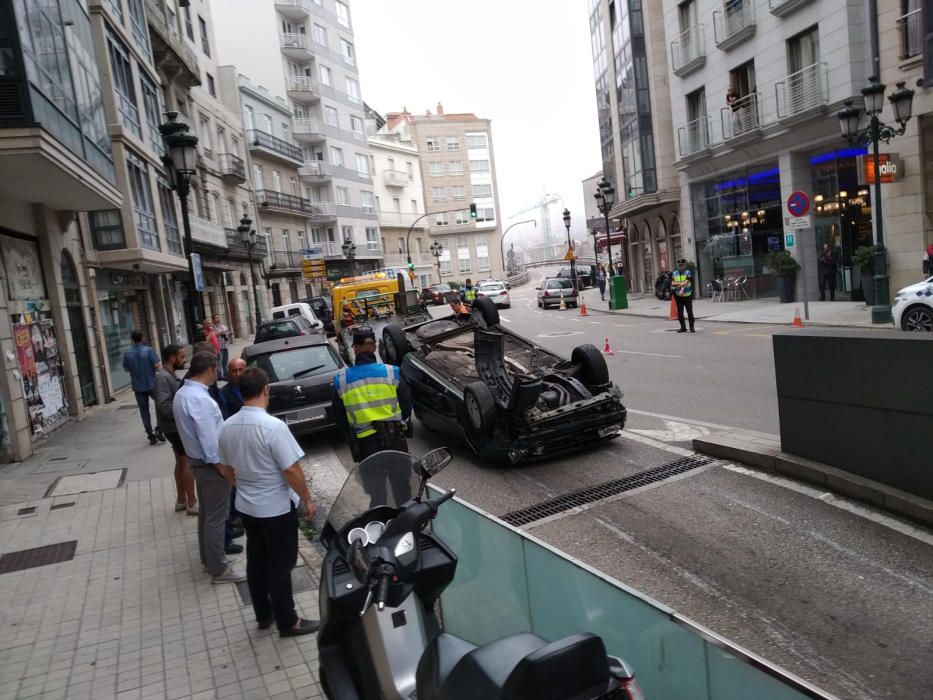 Un vehículo se precipita a un parking de la calle Lepanto de Vigo