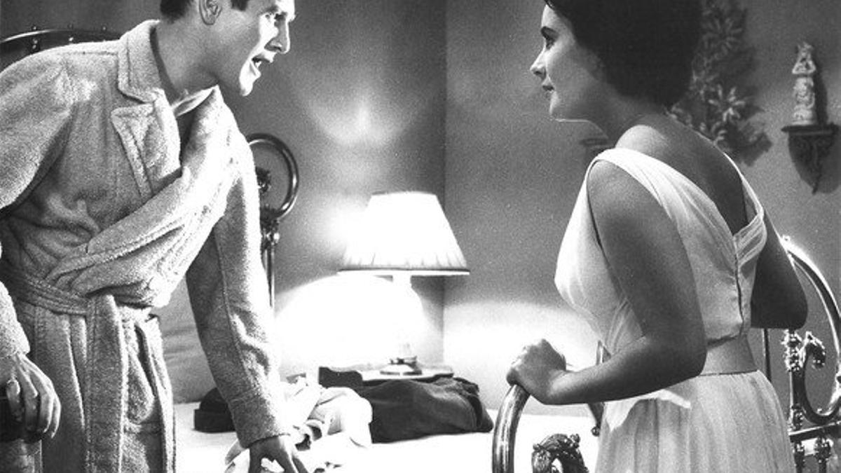 Paul Newman y Elizabeth Taylor en una escena de 'La gata sobre el tejado de zinc' (1958)