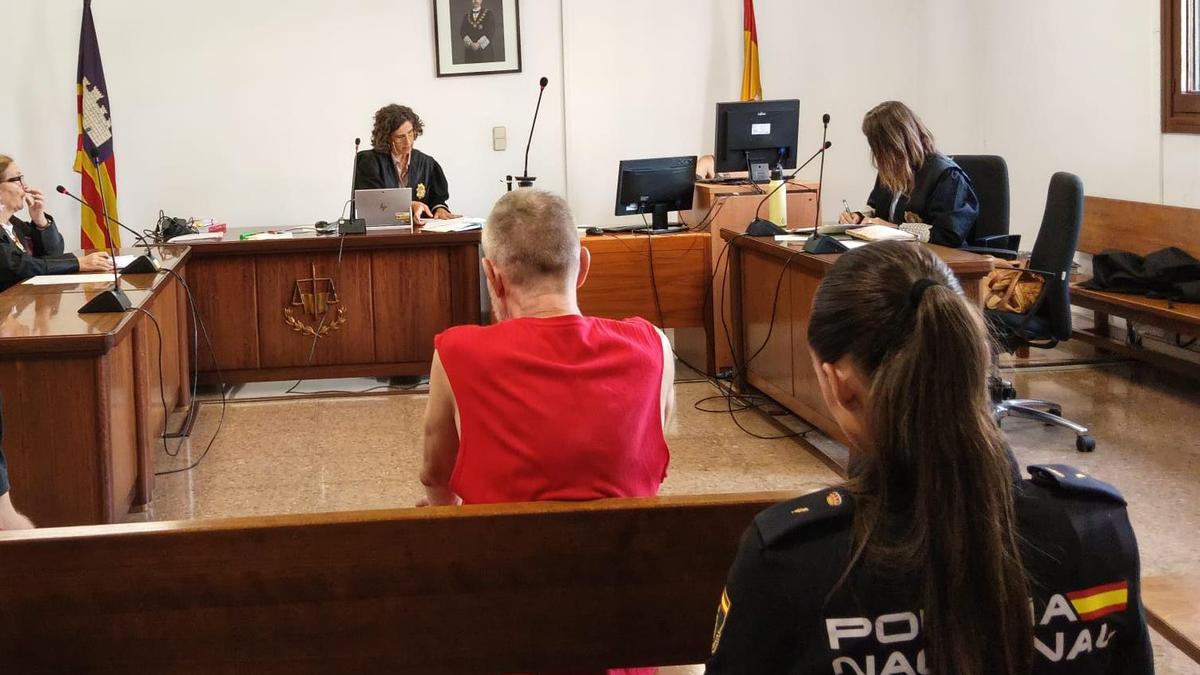 El acusado, de rojo, durante el juicio celebrado en Palma.