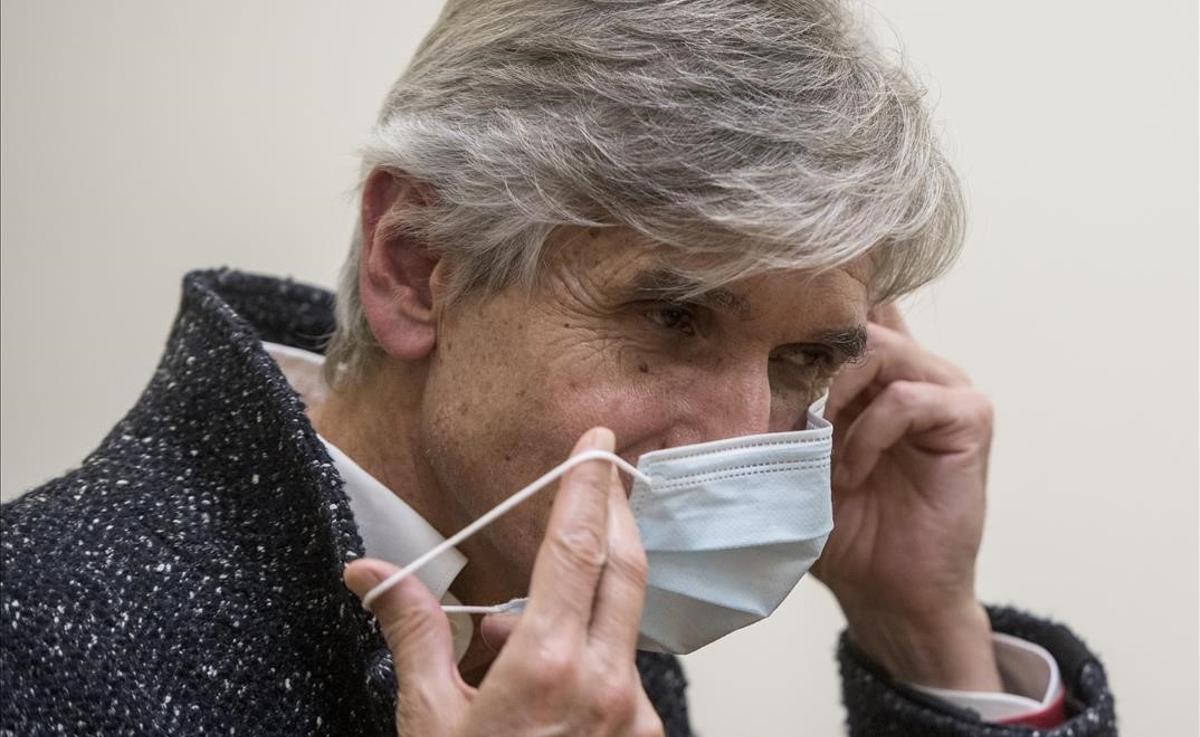 Barcelona     07 12 2020      Sociedad    El secretario de Salut Publica  Josep Maria Argimon   fotografiado colocandose la mascarilla en las dependencias del Institut Catala de Salut tras la entrevista   Fotografia de Jordi Cotrina