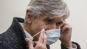 Barcelona     07 12 2020      Sociedad    El secretario de Salut Publica  Josep Maria Argimon   fotografiado colocandose la mascarilla en las dependencias del Institut Catala de Salut tras la entrevista   Fotografia de Jordi Cotrina
