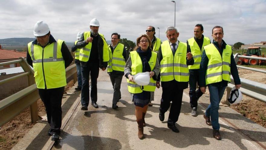 Mayte Martín Pozo cruza el viejo puente acompañada del alcalde, Emilio Fernández.