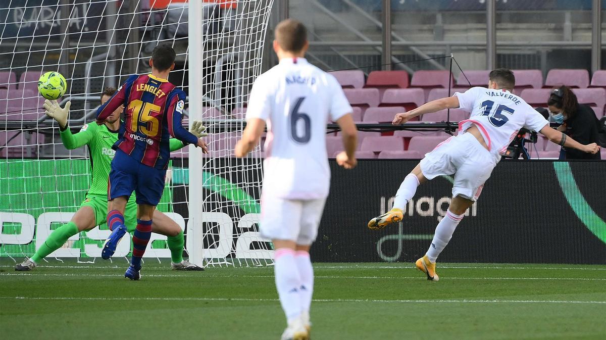 Valverde llega con toda la fuerza, ilusión y arrogancia: encara y cruza la pelota para romper el precinto del Barça