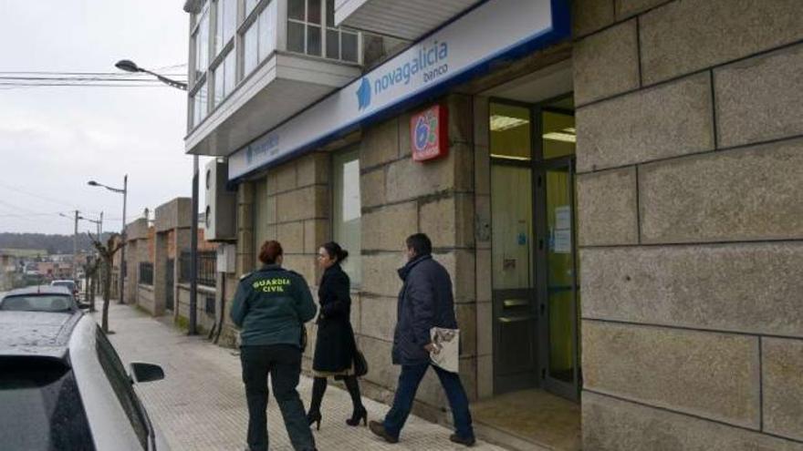 Dos hombres atracan una sucursal en A Merca y se llevan 50.000 euros