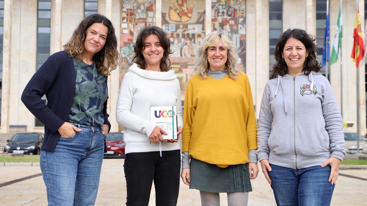 Mª Carmen Cuéllar, segunda por la izquierda, junto a Ana Lamarca, Mayte Hernández y Marta González.