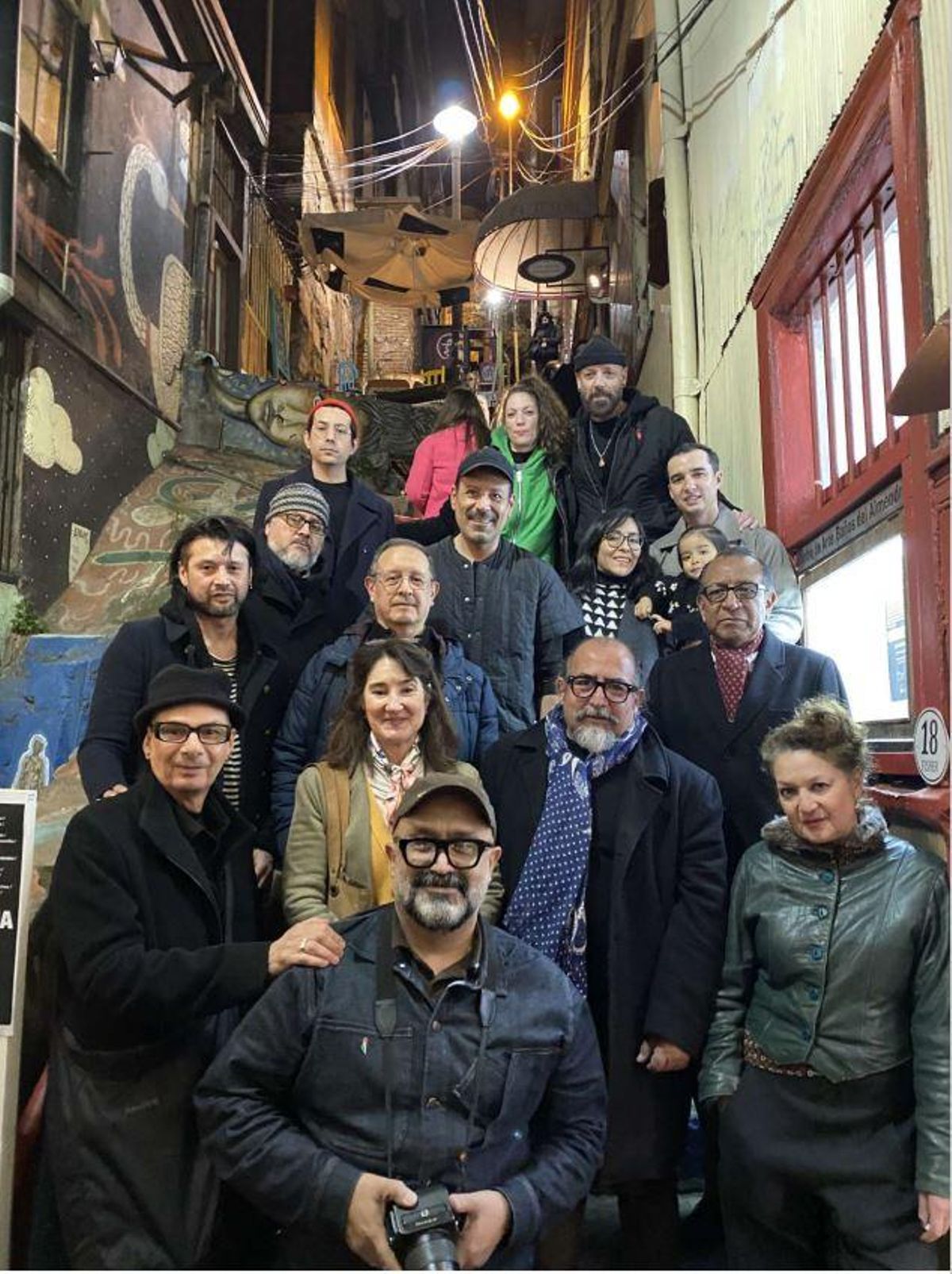 Algunos de los artistas que participan en la colectiva durante su inauguración.