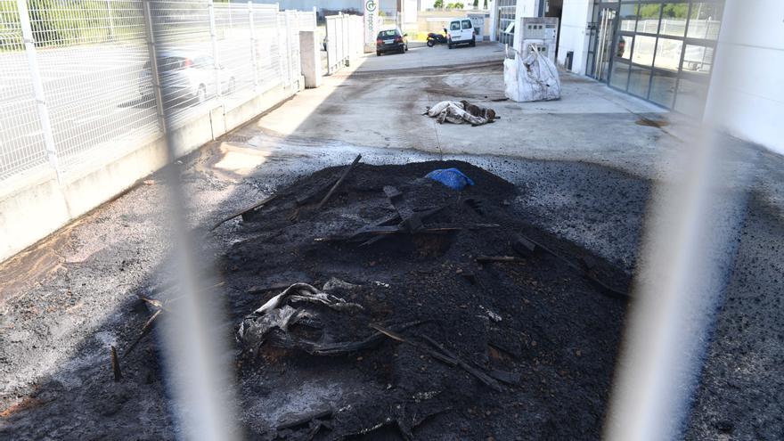 Arden cuatro toneladas de cacao en polvo en una nave industrial de Coirós