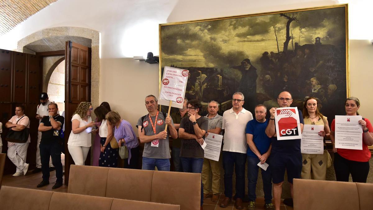 Protesta de trabajadores del Ayuntamiento de Plasencia, en el pleno, por la catalogación.