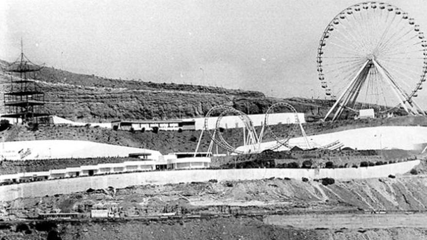 El Tívoli cuando aún tenía la noria, la montaña rusa y la extraña pagoda. | lp / dlp