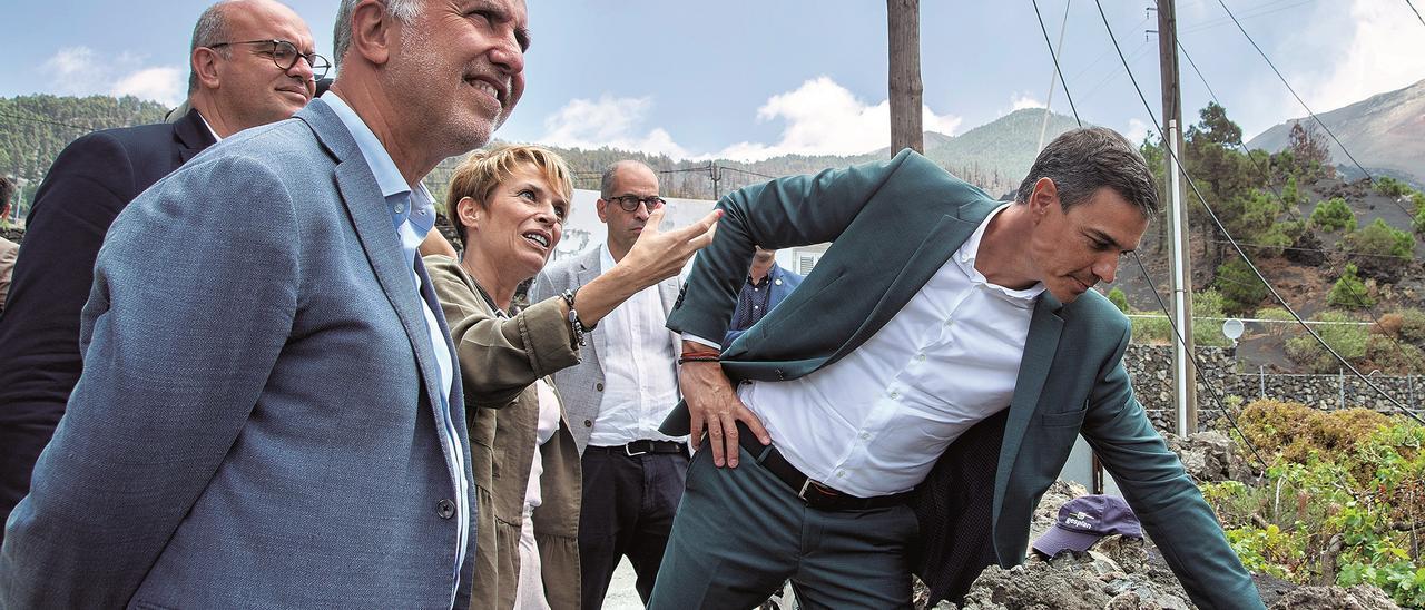 Pedro Sánchez, en una reciente visita a La Palma junto a Ángel Víctor Torres.