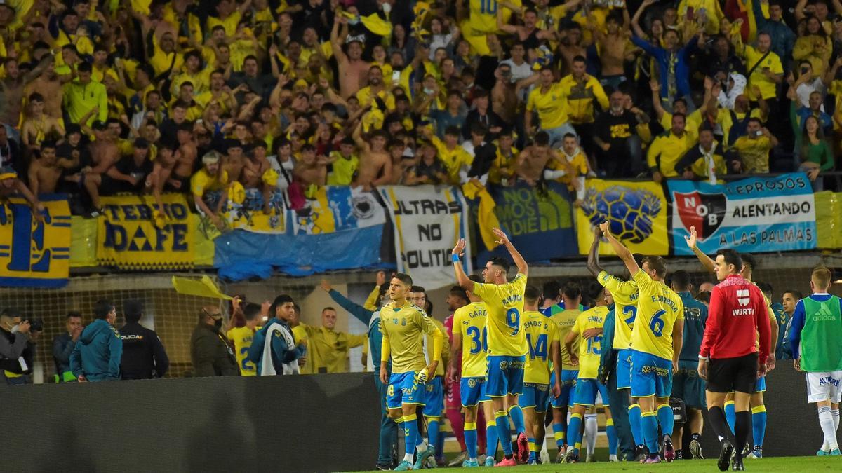 Los jugadores de la UD festejan la victoria ante el Oviedo, en un partido clave.