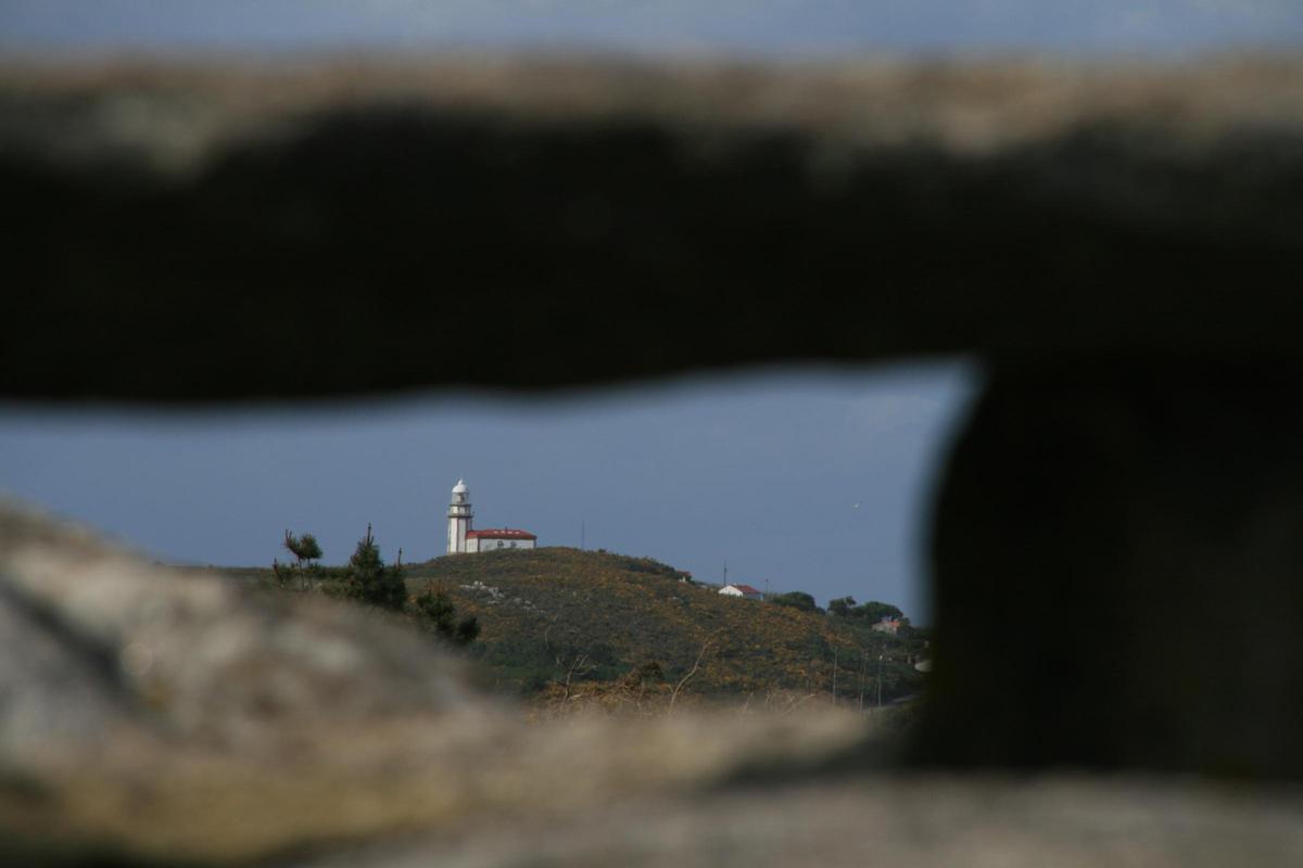 Una vista del faro de la isla de Ons.