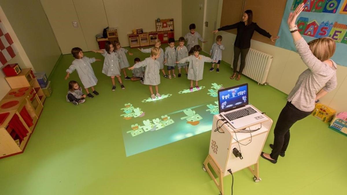 Alumnos del colegio Mare de Deu del Carme de Terrassa, con el Ninus.