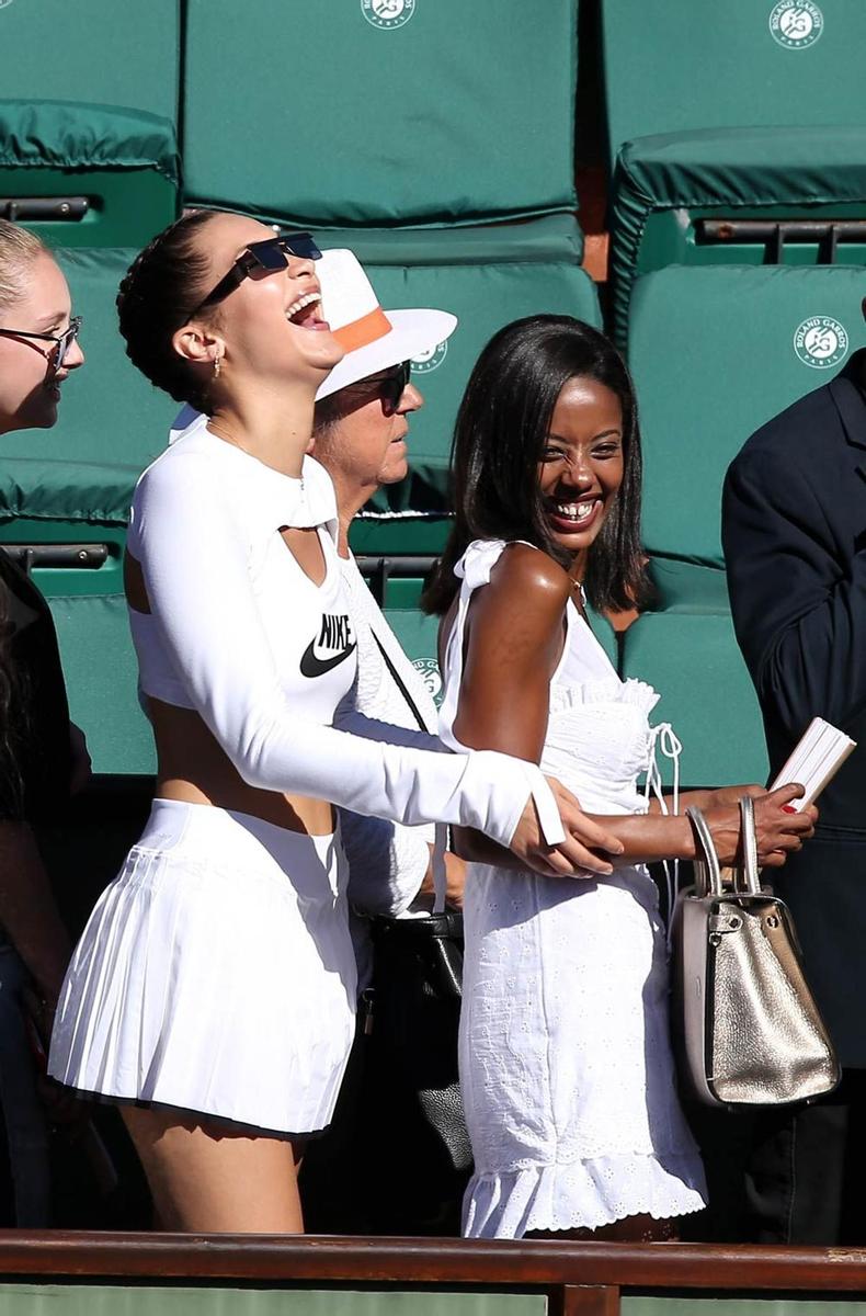 Bella Hadid, muy divertida al final del partido de Roland Garros