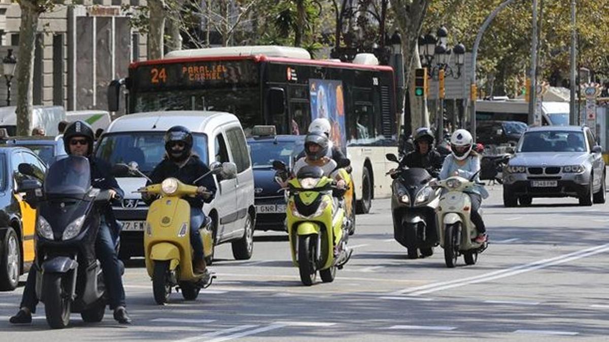 Motoristas en una calle de Barcelona.