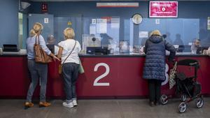 Mujeres hablando a través del mostrador del CAP La Sagrera